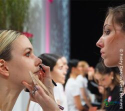 2024年杜塞尔多夫美容展舞台上，一位女性正为另一位女性化妆；版权：Finley Deavin/Event Element