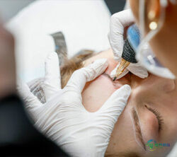 图片：杜塞尔多夫美容展上，美容师运用专业永久化妆技术进行精细眉部着色；版权：杜塞尔多夫展览中心/ctillmann