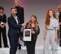 2024年杜塞尔多夫美容展颁奖典礼现场，男女嘉宾立于舞台；版权：Finley Deavin/Event El