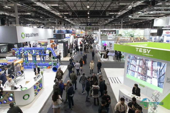 aspecto parcial pabellón con feria